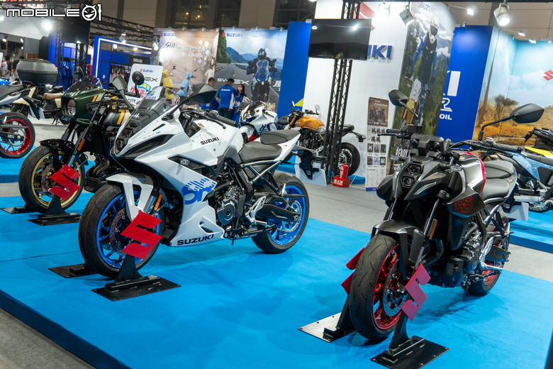點我看大圖 SUZUKI 休旅新星 SV-7GX 跨界登場,DR-Z4S魔物獵人聯名版展場現身,韓籍啦啦隊員海莉現身互動!