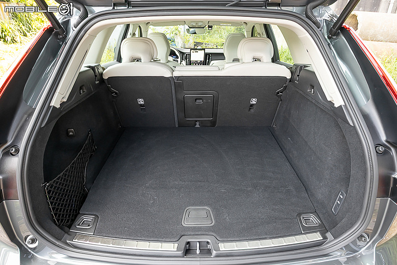 Volvo 小改款 XC60 T8 試駕|除了節能,還讓你有更優雅從容的旅程!