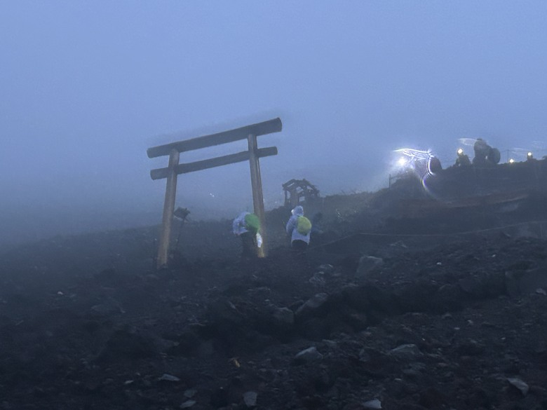 擱一擺雨中完登日本之顛-富士山