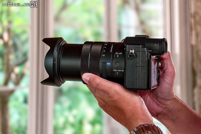 Sony Cyber-shot DSC-RX10M5 評測報告|注入 α 靈魂、一機走天下的長焦怪獸!