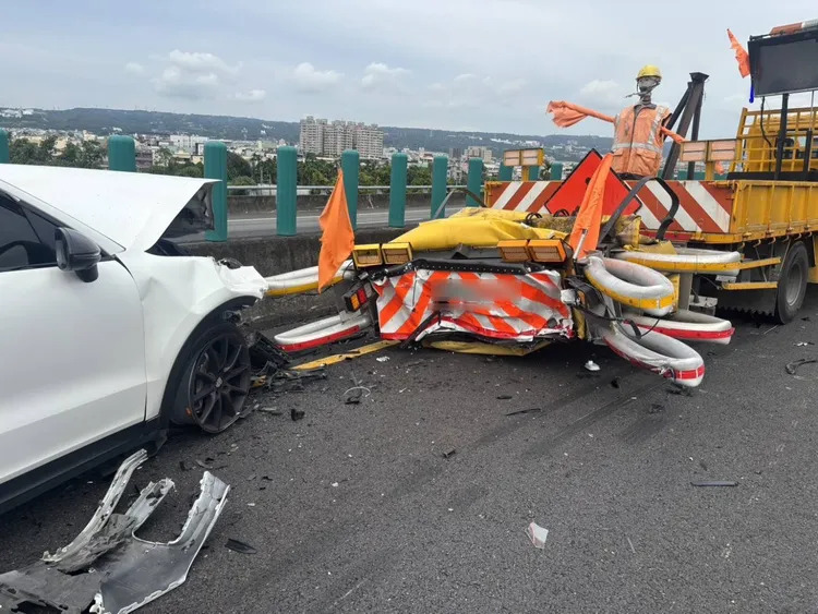 國三移動作業，緩撞車被凱燕猛撞