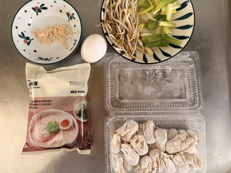無印良品豚骨湯麵開箱|加入板橋黃石市場曹家餛飩,在家就能吃出小店等級的療癒滋味