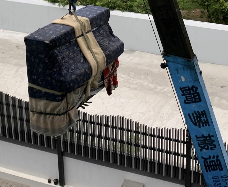 「是臥室也是電影院!」7坪極致DIY:160吋巨幕、智慧自動化情境、木作隱形掀床全紀錄」
