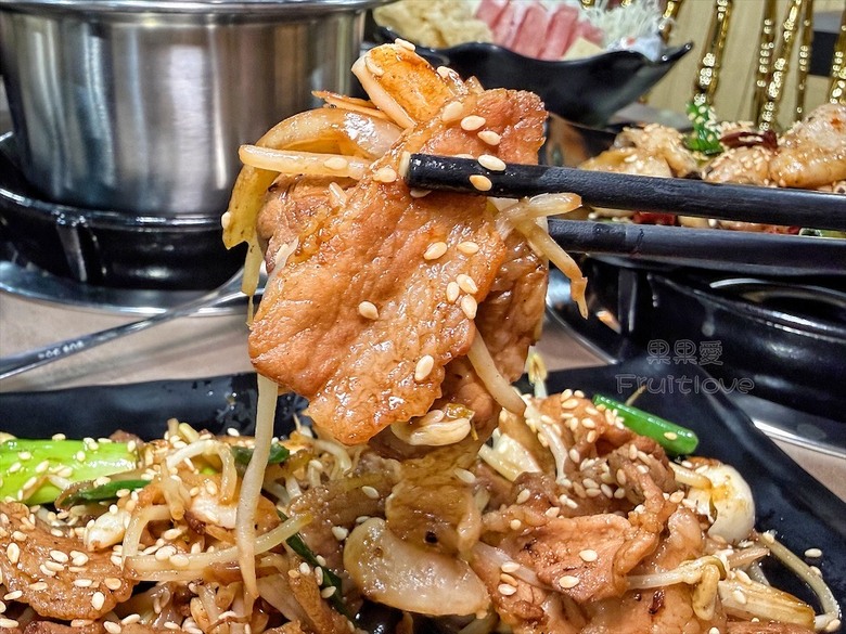 一炒一鍋雙重美味，單人也能品嚐鴛鴦鍋，冰淇淋、飲料、白飯吃到飽