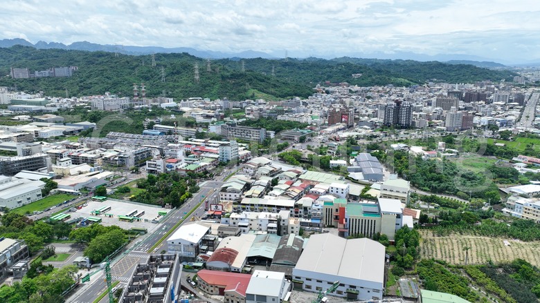 點我看大圖 🌟 大里【透天新案】2房價格買大里 8米”臨路” 4房 雙主臥 首購透天 空拍分享