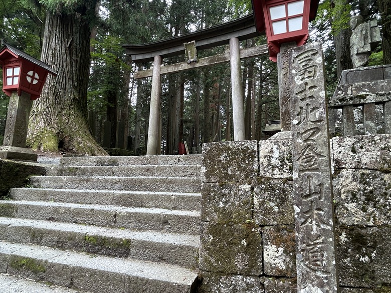 擱一擺雨中挑戰日本之顛-富士山