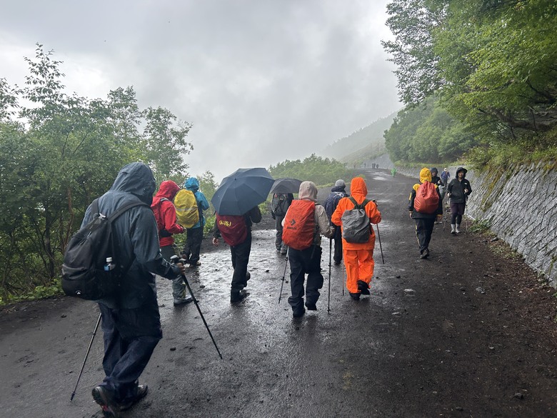 擱一擺雨中挑戰日本之顛-富士山
