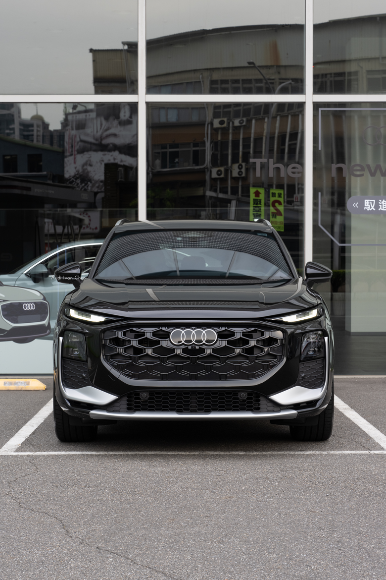 交車分享｜Audi Q3 TFSI quattro 150kW S line｜ 金屬神迷黑・Mythos Black・0E