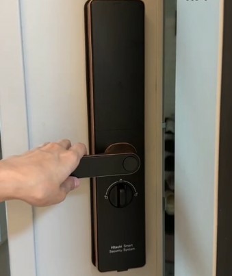 【開箱】告別忘記帶鑰匙的焦慮！給爸媽最貼心的無腦科技：日立「誠系列」電子鎖實測（讓怕麻煩的老人家超安心）