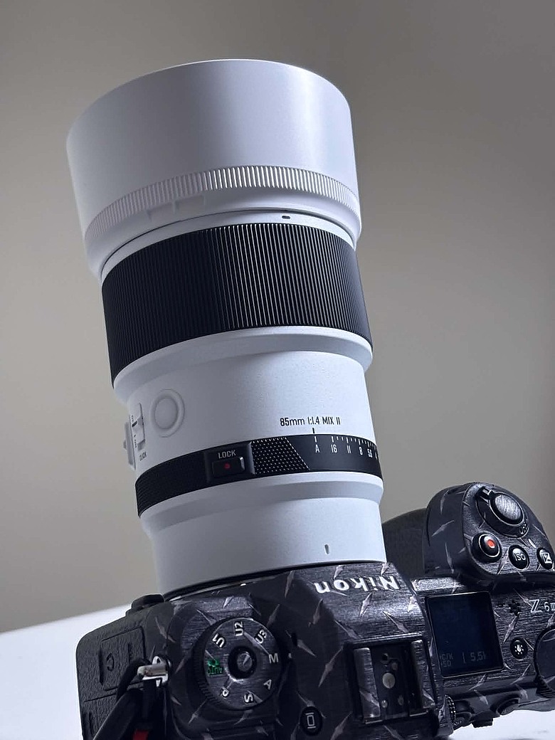 點我看大圖 打破平價鏡頭印象,MEIKE 85mm F1.4 MIX II 展現成熟工藝 ▏開箱實用測試