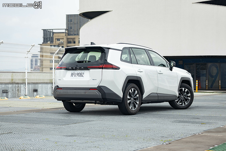 油電車的日韓對決|Toyota RAV4、Kia Sportage 雙車評測以及百公里油耗測試!