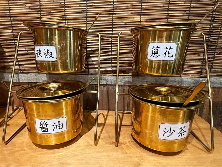 一炒一鍋雙重美味，單人也能品嚐鴛鴦鍋，冰淇淋、飲料、白飯吃到飽