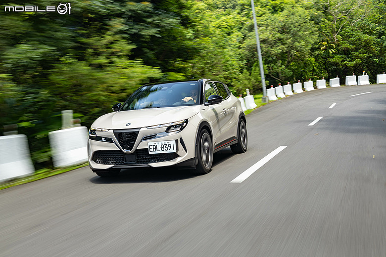 Alfa Romeo Junior Elettrica 試駕｜純電卻有靈活操控，不只帥還很快！