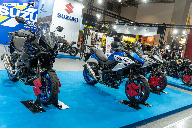 點我看大圖 SUZUKI 休旅新星 SV-7GX 跨界登場,DR-Z4S魔物獵人聯名版展場現身,韓籍啦啦隊員海莉現身互動!