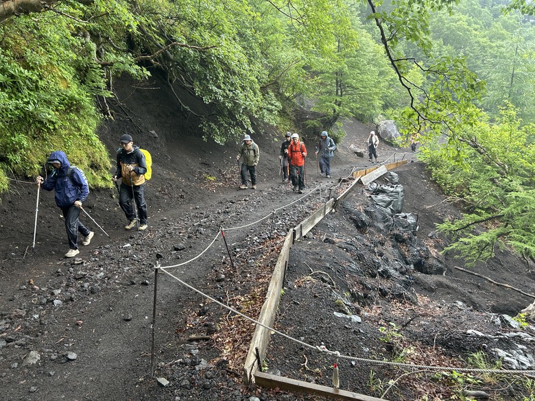 擱一擺雨中挑戰日本之顛-富士山