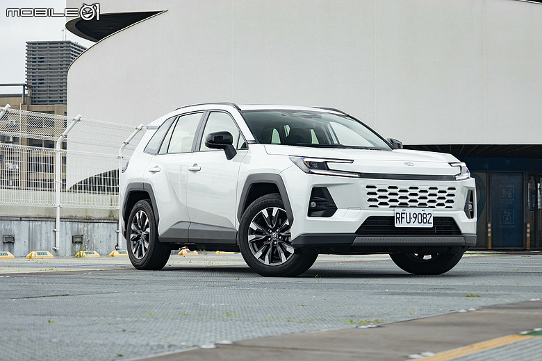 油電車的日韓對決|Toyota RAV4、Kia Sportage 雙車評測以及百公里油耗測試!