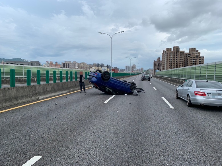 台中 台74線狂飆變換車道自撞護欄四輪朝天