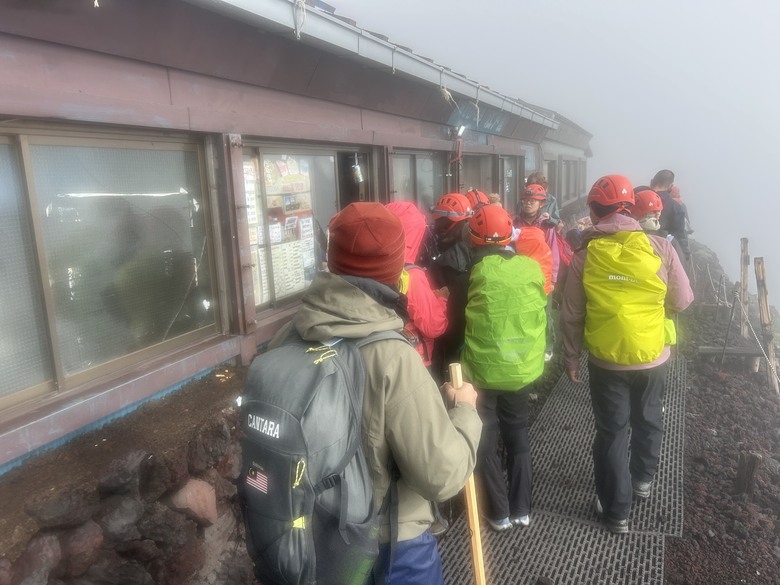 擱一擺雨中完登日本之顛-富士山