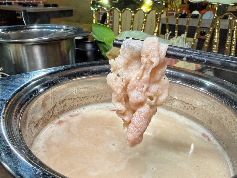 一炒一鍋雙重美味，單人也能品嚐鴛鴦鍋，冰淇淋、飲料、白飯吃到飽