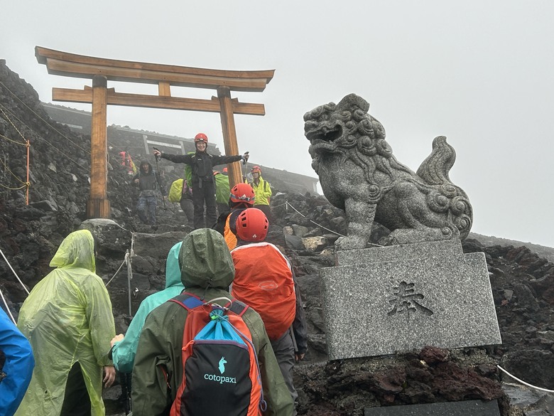 擱一擺雨中完登日本之顛-富士山