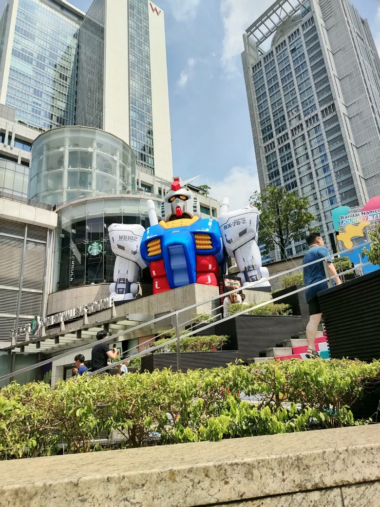 朝聖巿府轉運站的RX78初代鋼彈