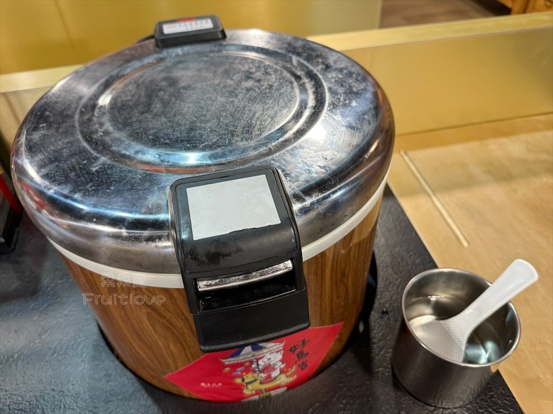 一炒一鍋雙重美味，單人也能品嚐鴛鴦鍋，冰淇淋、飲料、白飯吃到飽
