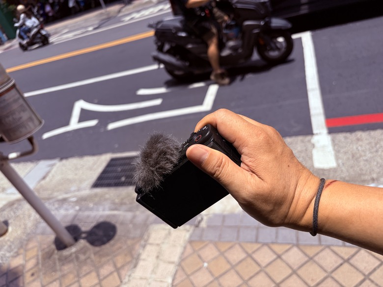 【盲狙先生傳124】SONY ZV-1 & ZV-1M2 | ❤️旅人的觀景小列車❤️ 輕巧方便的旅拍\生活紀錄vLog機，只能二選一你的決定?