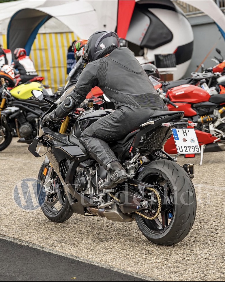 點我看大圖 BMW S1000RR大改款測試車首度曝光,承襲Concept RR基因,這也太清楚了吧!?
