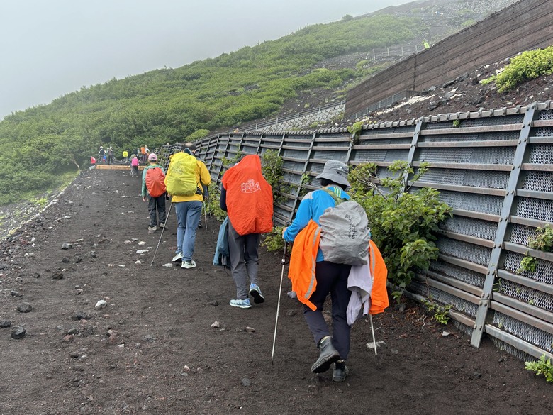 擱一擺雨中挑戰日本之顛-富士山