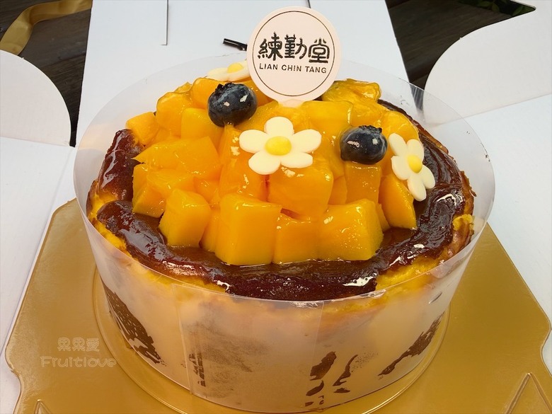 招牌裸蛋糕，特色太陽餅和創新檸檬蛋糕伴手禮禮盒，還有多款寶盒蛋糕、手工餅乾