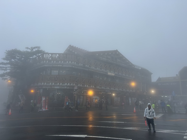 擱一擺雨中挑戰日本之顛-富士山