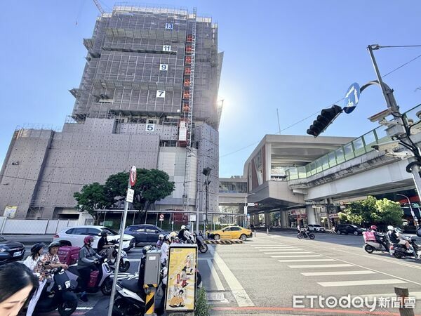 颱風唯一有開的百貨領軍，文心崇德商圈再添4大商場