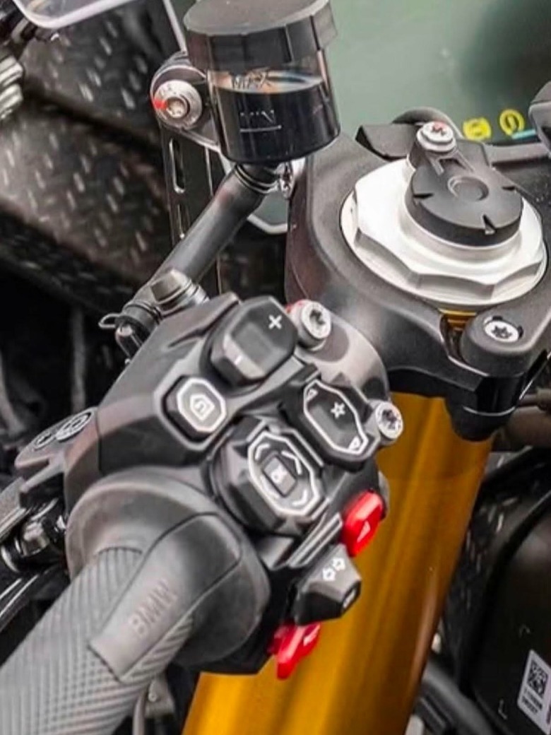 點我看大圖 BMW S1000RR大改款測試車首度曝光,承襲Concept RR基因,這也太清楚了吧!?