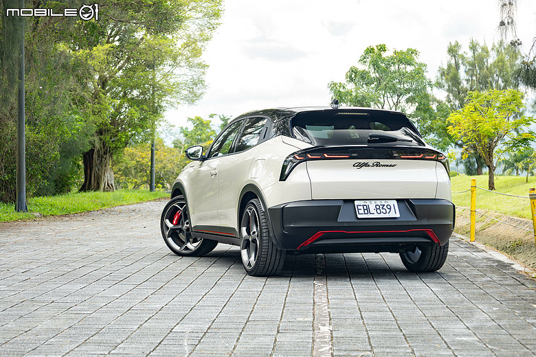 Alfa Romeo Junior Elettrica 試駕｜純電卻有靈活操控，不只帥還很快！