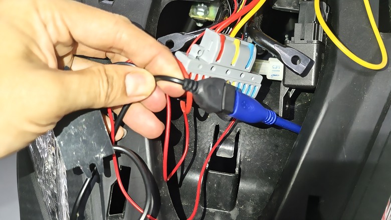 DIY 4k(偽)機車行車紀錄器+car play車機+usb充電器安裝