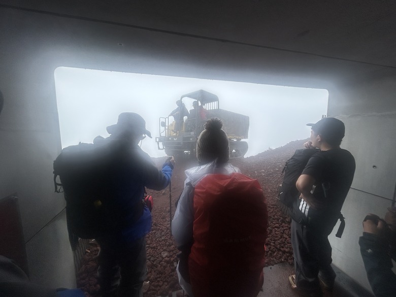 擱一擺雨中完登日本之顛-富士山