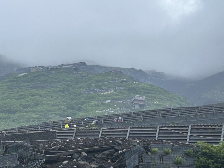 擱一擺雨中挑戰日本之顛-富士山