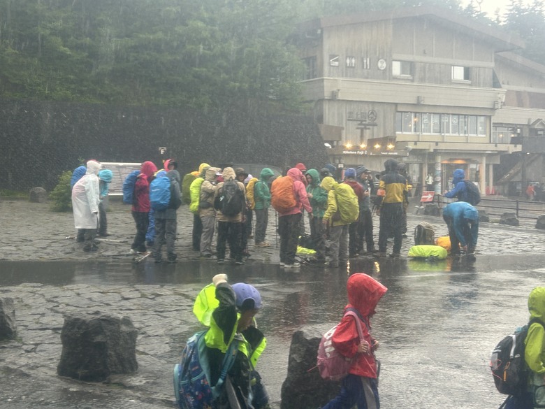 擱一擺雨中挑戰日本之顛-富士山