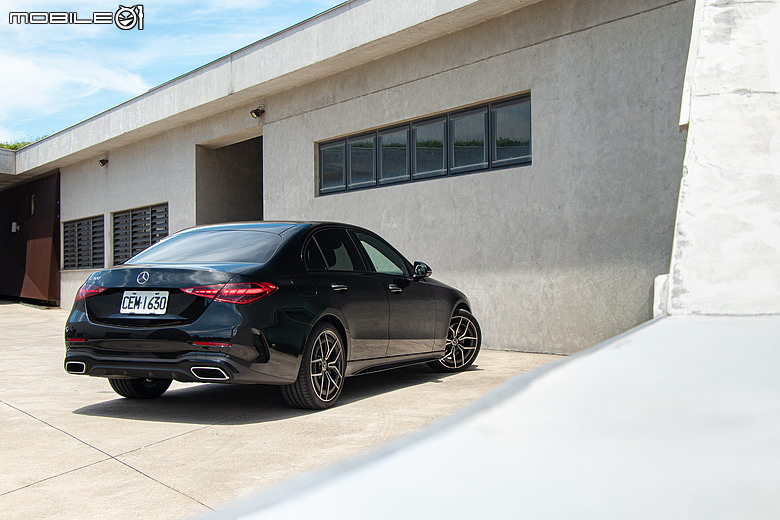 Mercedes-Benz C 300 星耀版試駕|標配後輪轉向+電子懸吊=後驅房車的靈魂特效藥!