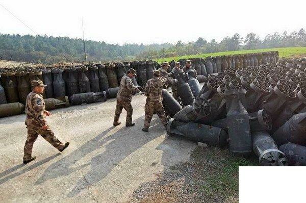 解放軍搶灘登陸！機器狼扛着火箭筒就上
