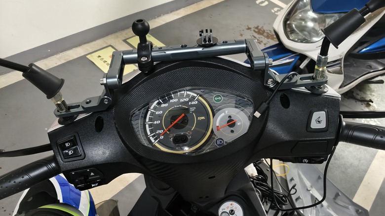 DIY 4k(偽)機車行車紀錄器+car play車機+usb充電器安裝