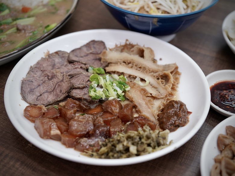 【食記】雲林美食推薦|牛三寶滷味拼盤是隱藏主場,牛腱滷透、牛筋軟Q、牛肚留蜂巢紋,一盤三種口感
