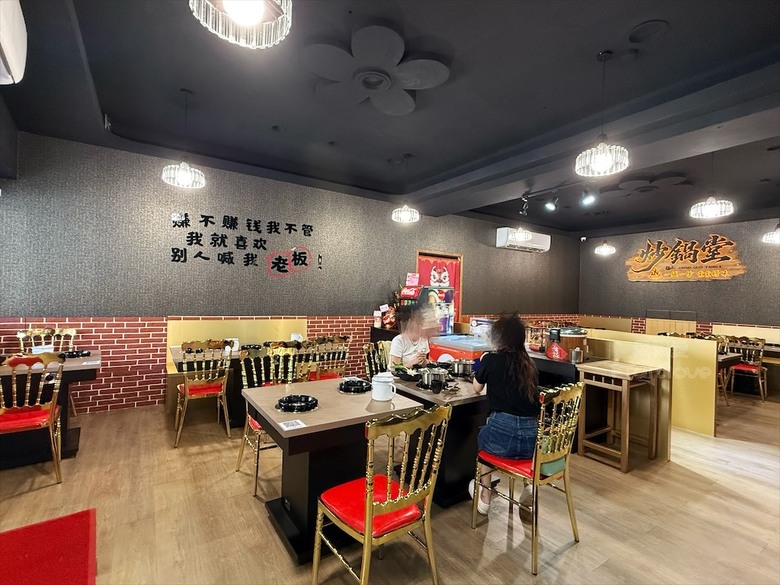 一炒一鍋雙重美味，單人也能品嚐鴛鴦鍋，冰淇淋、飲料、白飯吃到飽