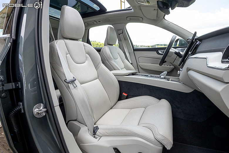 Volvo 小改款 XC60 T8 試駕|除了節能,還讓你有更優雅從容的旅程!