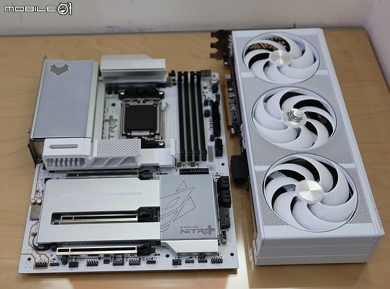 告別正面電源線 SAPPHIRE NITRO+ PhantomLink 板卡生態圈
