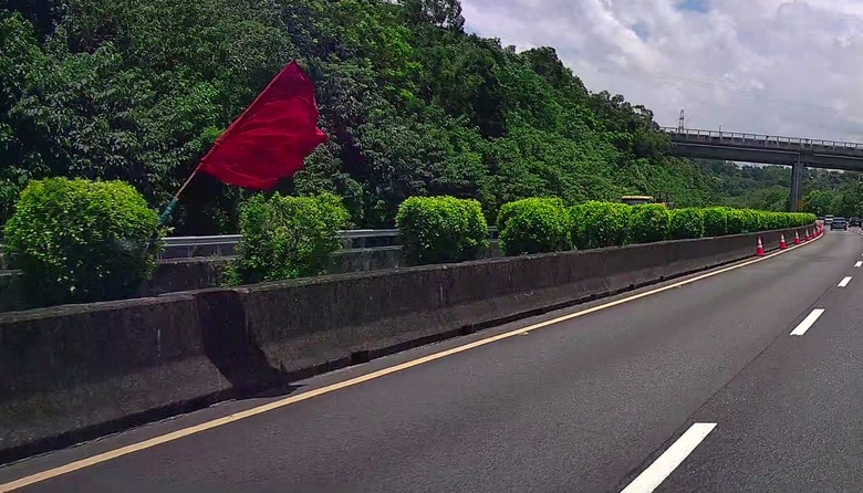 國3苗栗 車禍7旬翁🤯 高速衝撞緩撞車 工程人員「瞄危險」急閃逃命