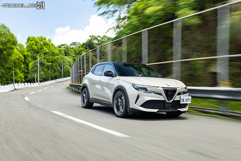 Alfa Romeo Junior Elettrica 試駕｜純電卻有靈活操控，不只帥還很快！