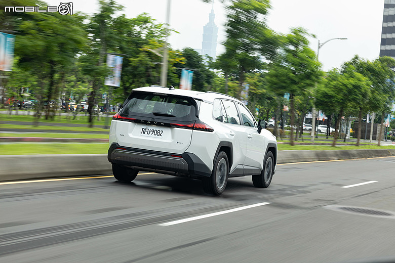 油電車的日韓對決|Toyota RAV4、Kia Sportage 雙車評測以及百公里油耗測試!