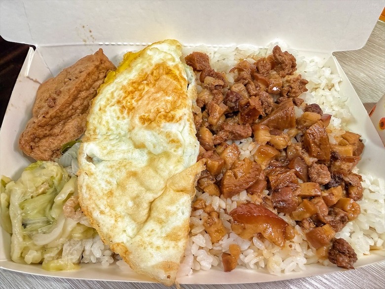 自製三款剉冰糖水，還有懷舊冰袋、飲料、冰棒與古早味滷肉飯