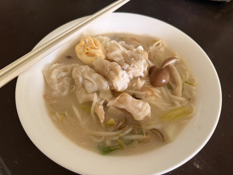 無印良品豚骨湯麵開箱|加入板橋黃石市場曹家餛飩,在家就能吃出小店等級的療癒滋味